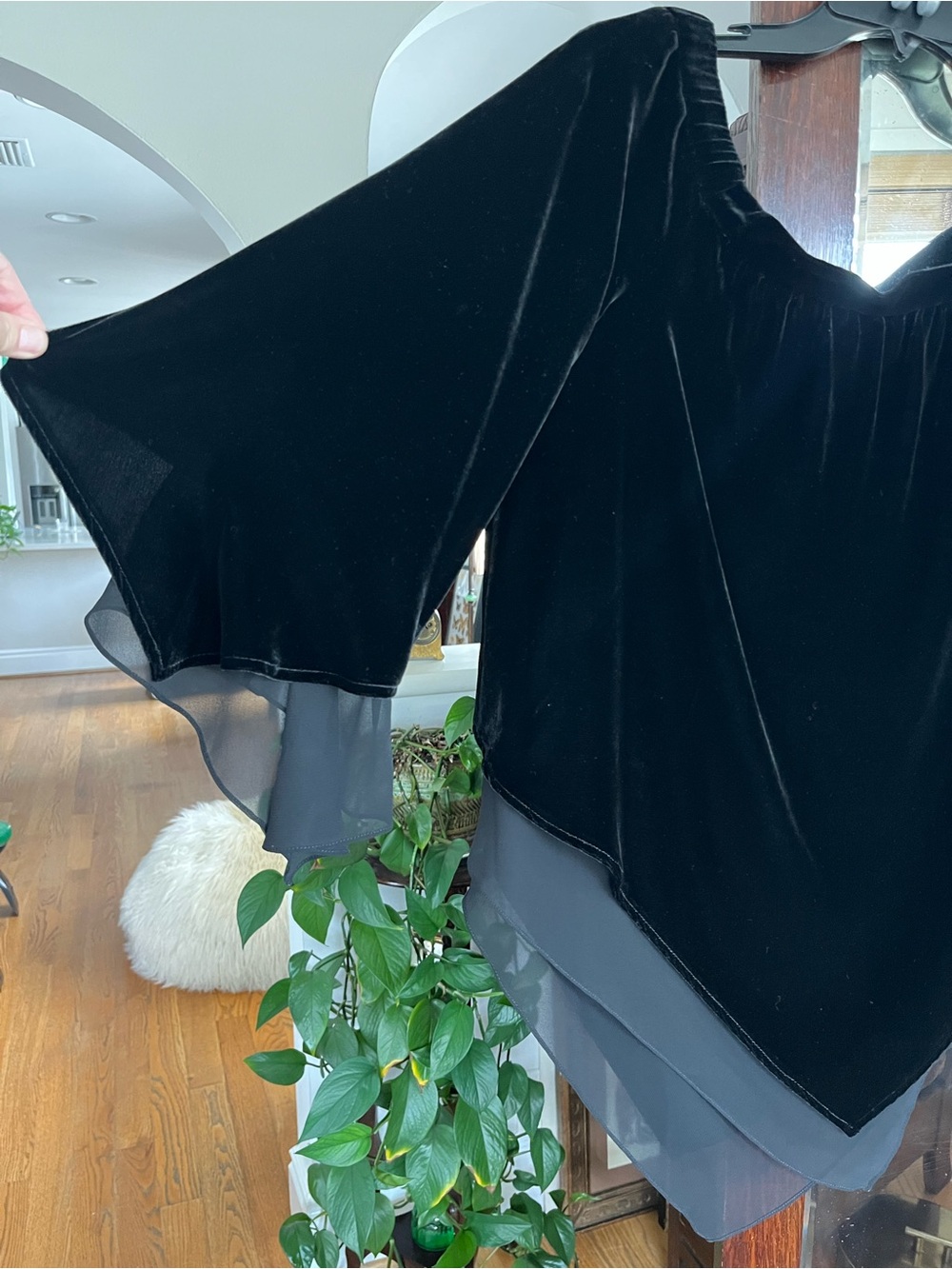 BCBGMAXAZRIA Sabbie Velvet Off-The-Shoulder Top - Black - Size Medium